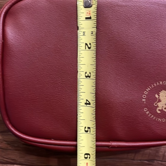 Harry Potter Marion Hogwarts Gryffindor Crossbody Purse - Picture 7 of 10